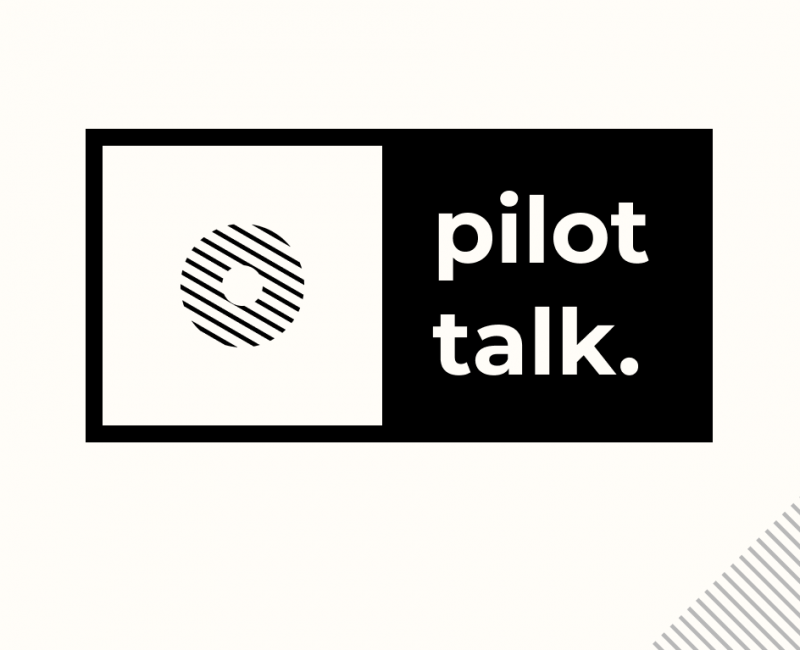 podcast artwork van logo van Pilot talk in zwart wit