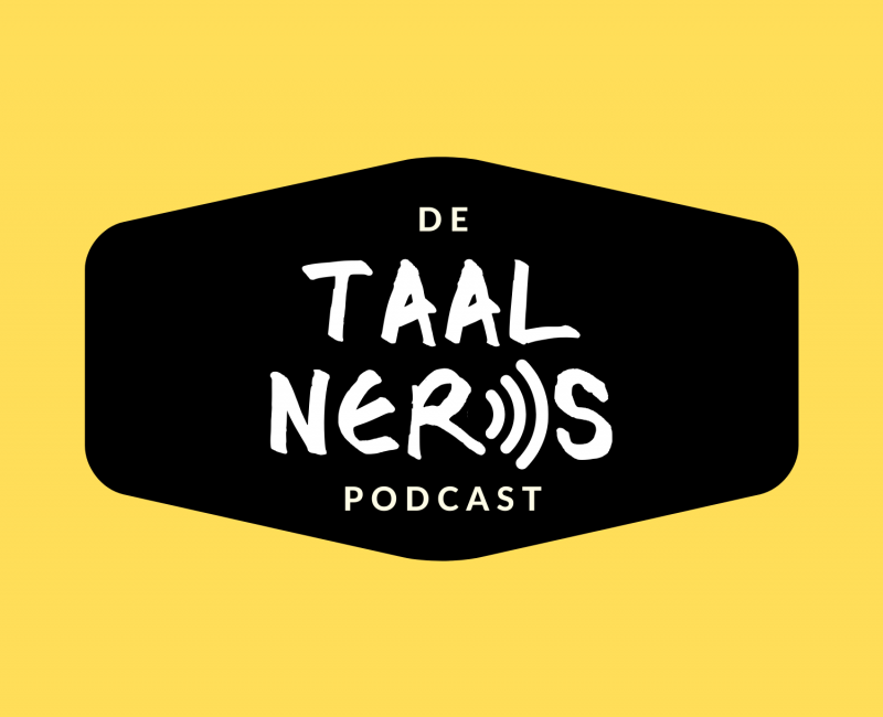 Geel logo met groot de titel in het midden
