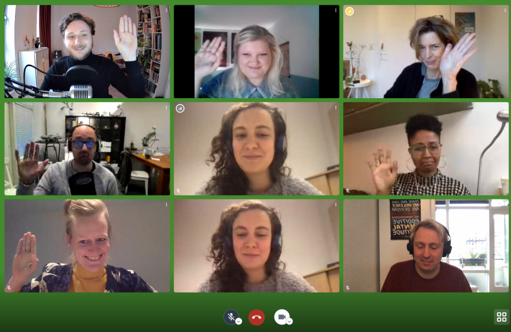 Screenshot van een videovergadering waar alle bestuursleden aan deelnemen
