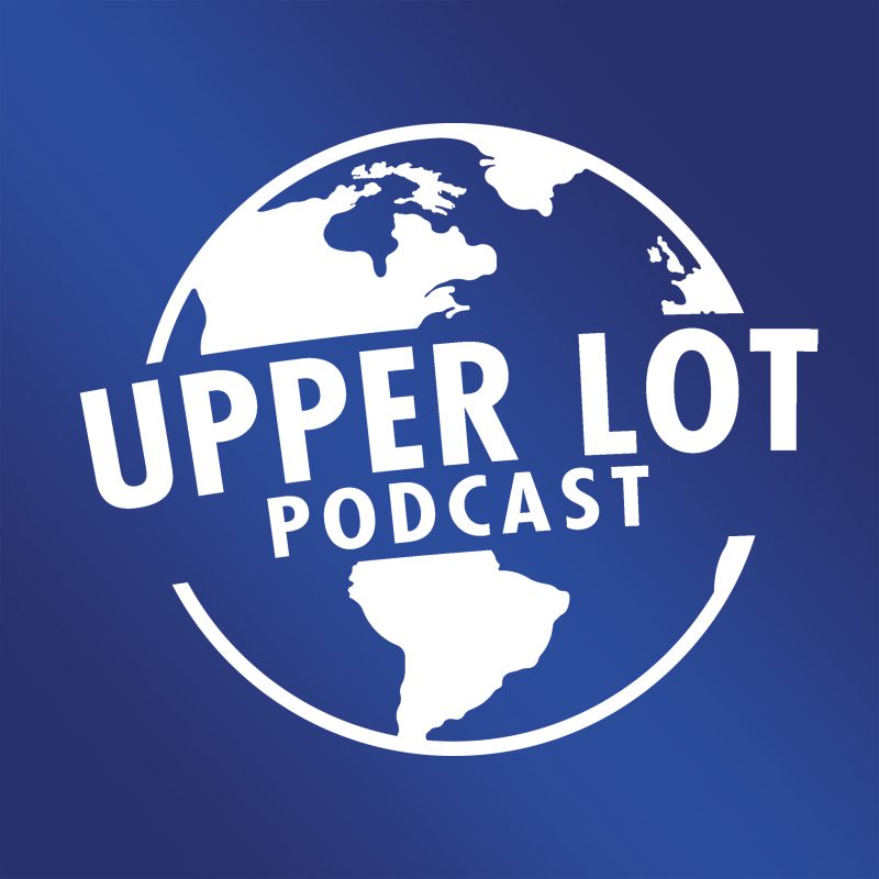 Logo upper lot podcast, blauwe achtergrond en wit artwrok dat lijkt op dat van Universal Studios maar dan Upper Lot podcasts
