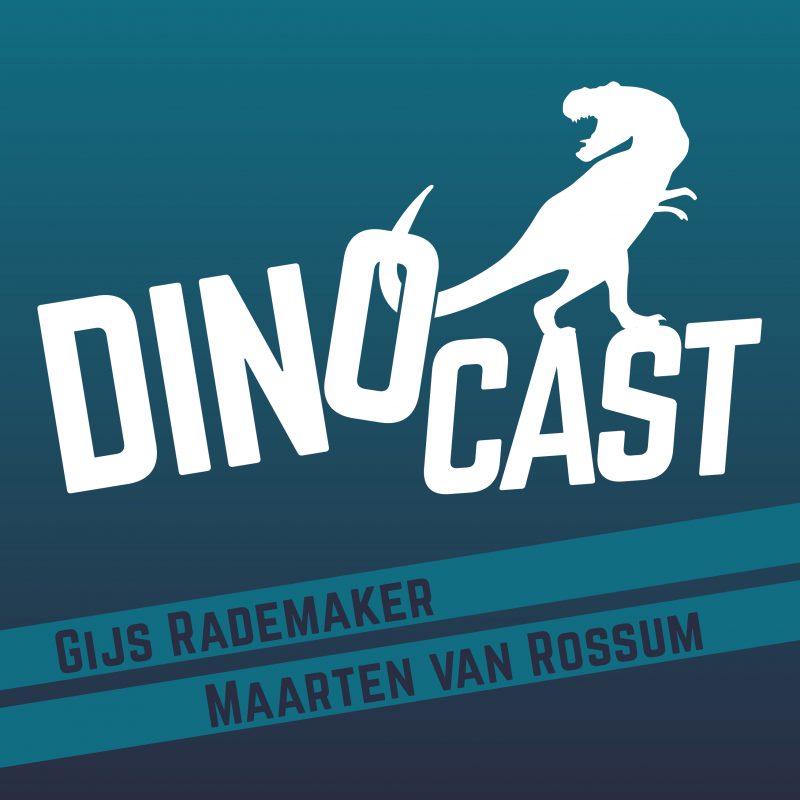 Dinocast logo, je ziet de titel in wit waarin een dino met zijn staart de o optilt. Onderaan staat Gijs Rademaker, Maarten van Rossum. Een blauw turkooise achtergrond