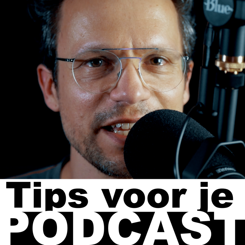 je ziet Gijs in de achtergrond met bril, op de voorgrond een microfoon en daar weer voor in zwart wit de titel Tips voor je Podcast