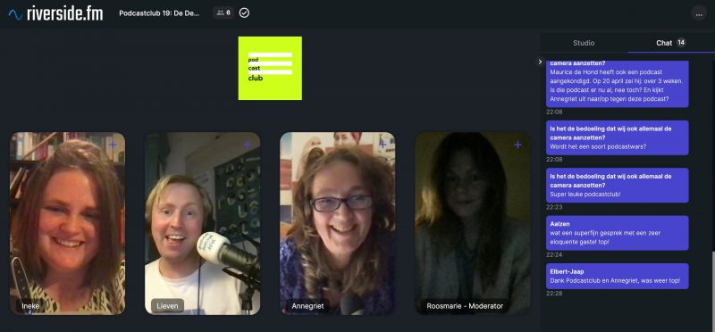 Screenshot van remote opname programma Riverside. Bovenaan in groen het podcastclub logo, rechts Ineke dan Lieven, daarnaast Annegriet en Roosmarie. Rechts daarvan in paars de chat