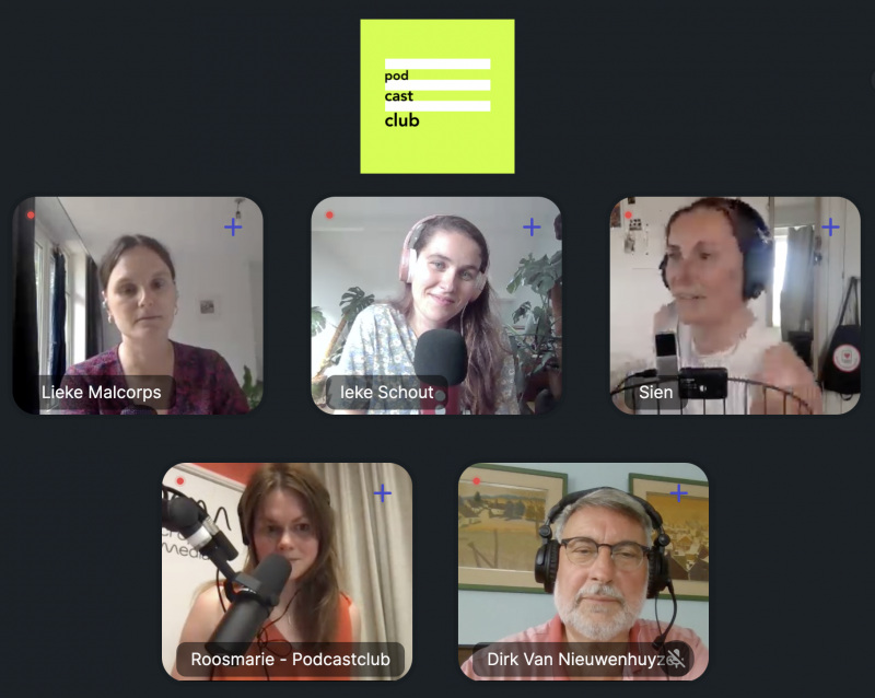 screenshot van Riverside omgeving, je ziet Lieke, Ineke, Sien, Dirk, Roosmarie en Ieke allemaal in hun eigen vakje. Bovenaan het logo van de Podcastclub