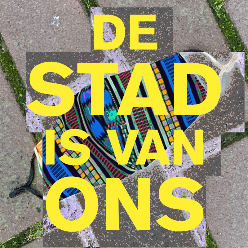 De Stad is van Ons Artwork, je ziet de titel in geel en op de achtergrond stoeptegels en een illustratie