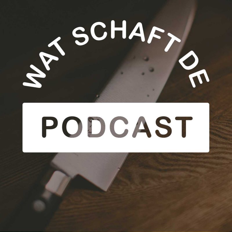 Artwork van Wat schaft de Podcast. Je ziet op de achtergrond een foto van een groot mes, de titel daaroverheen in wit