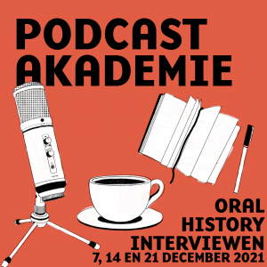 Artwork Podcastakademie. Tegen een roodroze achtergrond zie je een getekende microfoon, een kopje koffie en een boekje