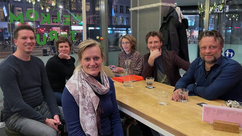 Een foto van het nieuwe bestuur. Van links naar rechts: Randal, Kim, Marieke, Andriek, Sicco en Edward. Afwezig is Ebissé.