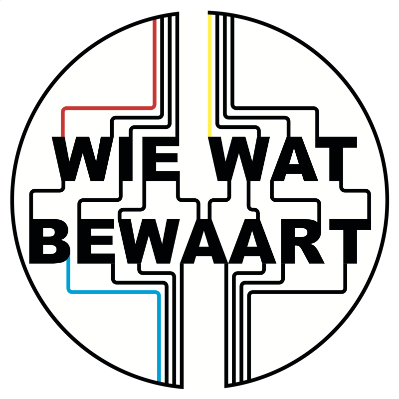 Artwork van Wie Wat Bewaart. Je ziet de titel groot in zwarte letters, op de achtergrond een lijnenspel in geel, rood en blauw en zwart. De letters zijn aan elkaar verbonden maar ook aan een cirkel die om het logo heen staat. De achtergrond is wit.