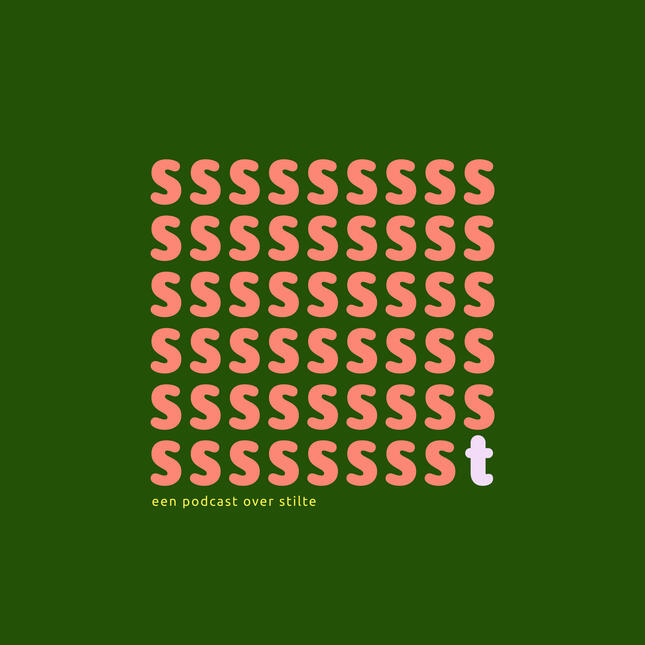 sssst een podcast over stilte artwork. Tegen een groene achtergrond zie je heel vaak de letter s in oranje in een vierkant in het midden. De laatste letter is geen S maar een t. Daaronder staat in het klein een podcast over stilte