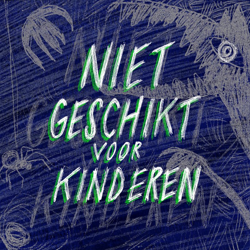 Artwork van Niet Geschikt voor Kinderen. Je ziet een schoolbord waarop enge dingen zijn gekrast zals een monster. Daarvoor in groen en wit de titel van de podcast