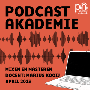 Een rode achtergrond, zwarte letters met 'Podcastakademie'. Docent Marius Kooij, april 2023. Ter illustratie: een laptop en audiowave.