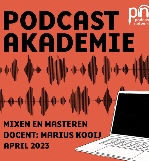 Een rode achtergrond, zwarte letters met 'Podcastakademie'. Docent Marius Kooij, april 2023. Ter illustratie: een laptop en audiowave.