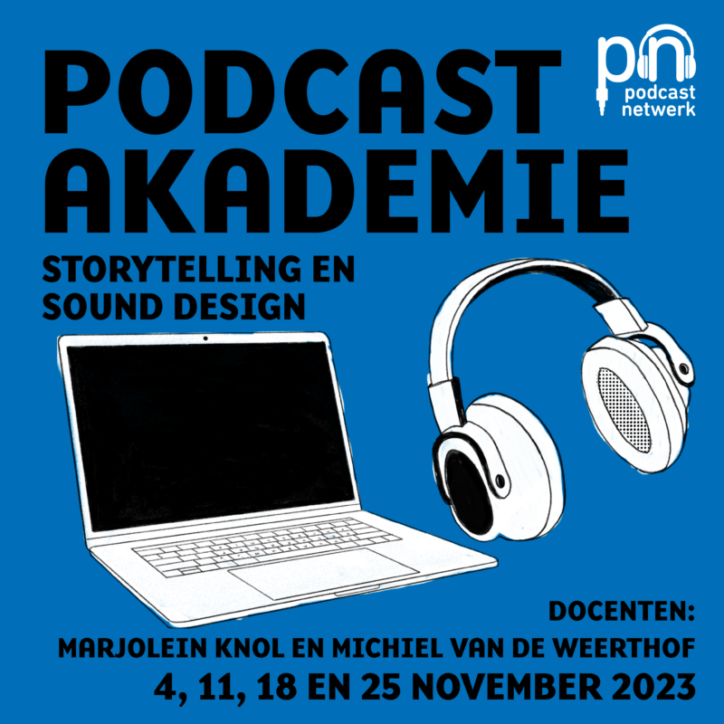 Blauwe achtergrond met de cursustekst: podcastakademie, storytelling en sound design. Ter illustratie: laptop en koptelefoon