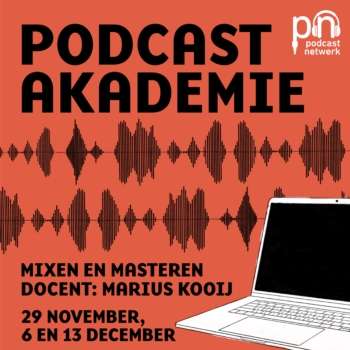 Een rode achtergrond, zwarte letters met 'Podcastakademie'. Docent Marius Kooij, 29 november, 6 en 13 december. Ter illustratie: een laptop en audiowave op de achtergrond.