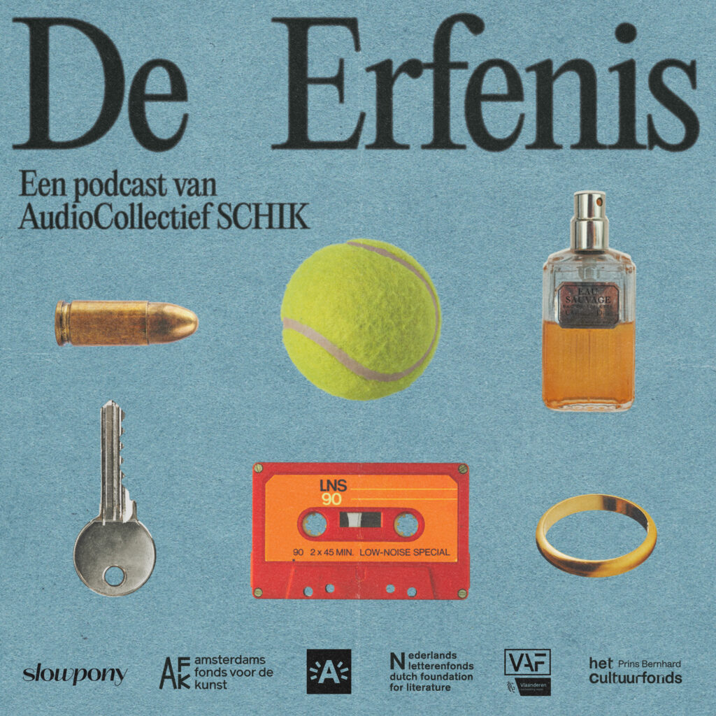 Artwork van de erfenis. Tegen een blauwe achtergrond zie je bovenaan in grote zwarte letters De Erfenis. Daaronder zie je uitgesneden fotos van objecten: een kogel, een tennisbal, een parfum, een sleutel, een cassettebandje en een gouden ring. Daaronder de logos van Slowpony, Amsterdams fonds voor de kunst, Het Nederlands Letterenfonds, Vlaams audiovisueel fonds, Het Prins Bernhard Cutluurfonds en de Stad Antwerpen.