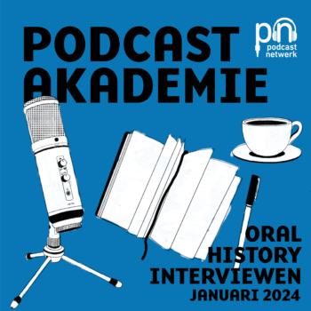 Blauwe achtergrond met de cursustekst: podcastakademie, oral history interviewen. Gegeven door Annegriet Wietsma in januari 2024. Ter illustratie: microfoon, notitieboek, kopje koffie en een pen.