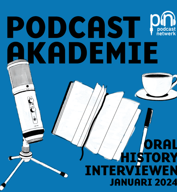 Blauwe achtergrond met de cursustekst: podcastakademie, oral history interviewen. Gegeven door Annegriet Wietsma in januari 2024. Ter illustratie: microfoon, notitieboek, kopje koffie en een pen.
