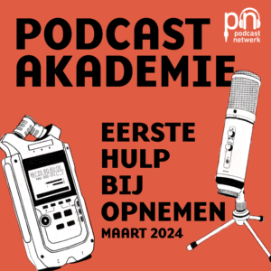 Rode achtergrond met de cursustekst: podcastakademie, eerste hulp bij opnemen, door Arno Peeters. Gegeven in maart 2024. Ter illustratie: laptop en een recorder.
