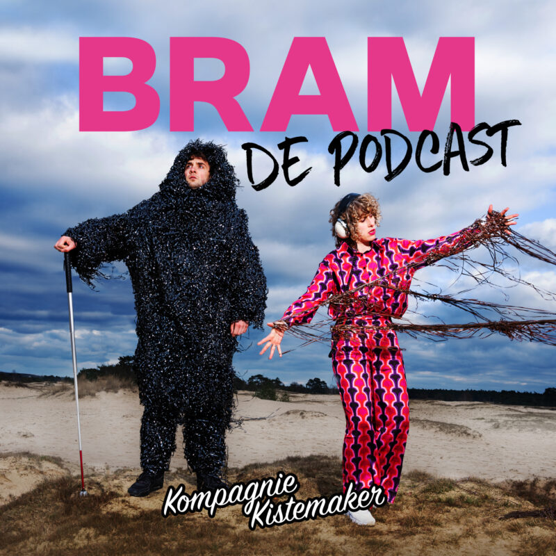 artwork van BRAM de podcast. Je ziet de titel in roze en zwarte letters. De achtergrond is een foto van Daniël en Karlijn die op een duin staan te worstelen met tape van casette bandjes. Bram draagt er zelfs een heel pak van, en een blinden stok. Onderaan het logo van compagnie kistemaker