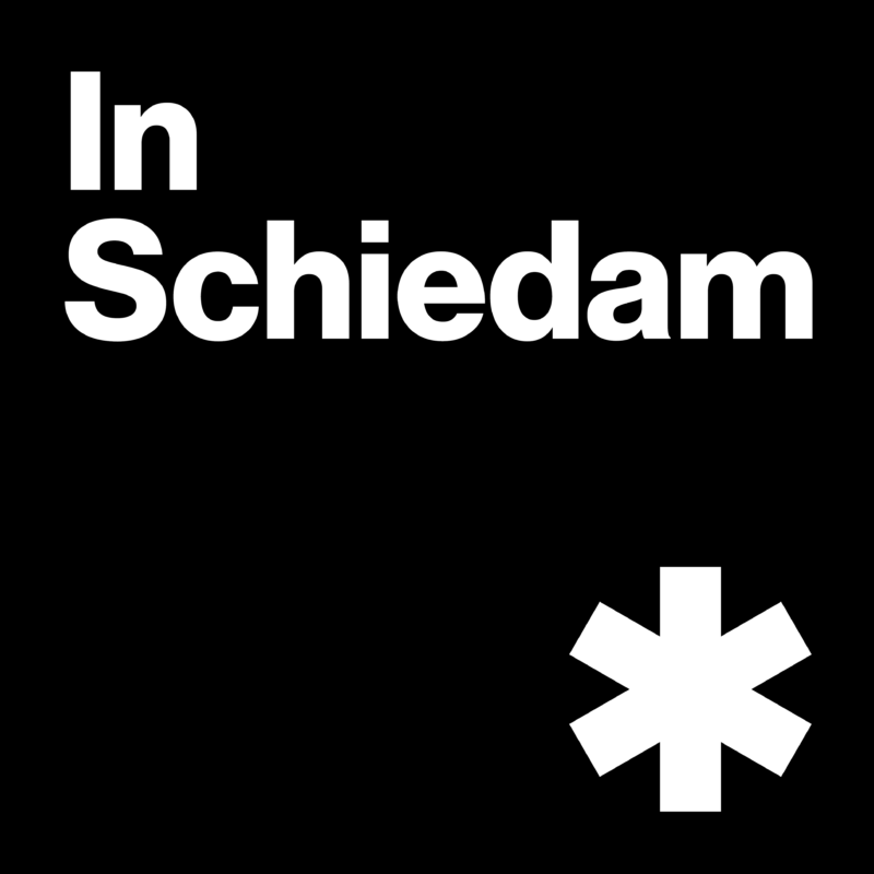 Artwork van In Schiedam Podcast. Tegen een zwarte achtergrond zie je in wit de titel bovenaan staan, linksonder een * als logo ook in wit