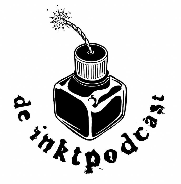 Artwork van de inktpodcast. Je ziet een zwart witte illustratie van een inktpotje. Daaronder in callgrafie geschreven de inktpodcast. De achtergrond is wit