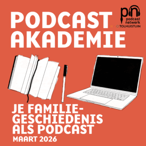 Illustratie met een notitieboekje, pen en een laptop op een oranje achtergrond. Tekst: "Podcastakademie – Je Familiegeschiedenis als Podcast – Maart 2026". Logo van Podcastnetwerk en Tolhuistuin rechtsboven.