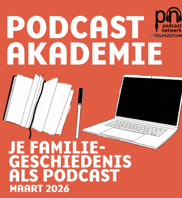 Illustratie met een notitieboekje, pen en een laptop op een oranje achtergrond. Tekst: "Podcastakademie – Je Familiegeschiedenis als Podcast – Maart 2026". Logo van Podcastnetwerk en Tolhuistuin rechtsboven.