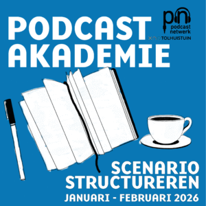 Illustratie met een open notitieboek, een pen en een koffiekopje op een blauwe achtergrond. Tekst: "Podcast Akademie – Scenario Structureren – Januari - Februari 2026". Logo van Podcastnetwerk en Tolhuistuin rechtsboven.