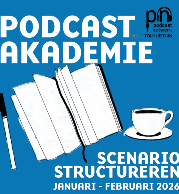 Illustratie met een open notitieboek, een pen en een koffiekopje op een blauwe achtergrond. Tekst: "Podcast Akademie – Scenario Structureren – Januari - Februari 2026". Logo van Podcastnetwerk en Tolhuistuin rechtsboven.