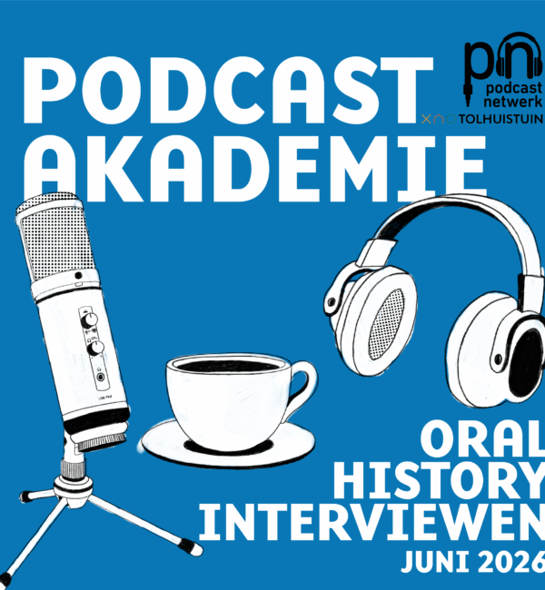 Illustratie met een microfoon op statief, een kopje koffie en een koptelefoon op een blauwe achtergrond. Tekst: "Podcast Akademie – Oral History Interviewen – Juni 2026". Logo van Podcastnetwerk en Tolhuistuin rechtsboven.