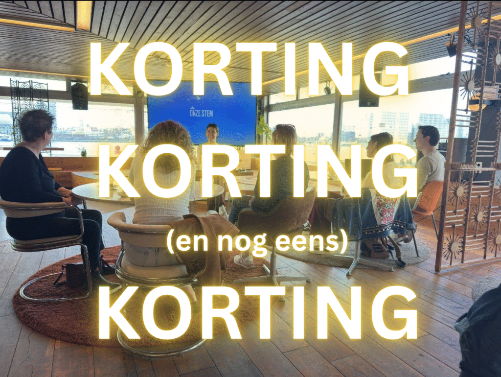 Foto van een groep mensen in een ronde setting met uitzicht op het IJ, scherm met de tekst “Onze Stem” op de achtergrond. Grote gele tekst over de afbeelding: “KORTING KORTING (en nog eens) KORTING”.