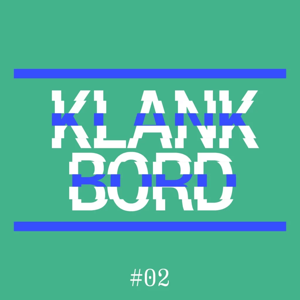 Artwork van Klankbord: tegen een groene achtergrond zie je tussen twee blauwe strepen de tekst klankbord staan, de letters zijn wat verschoven. Onderaan staat #2