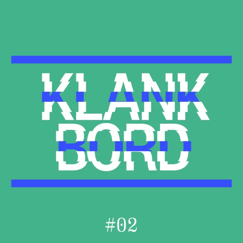 Artwork van Klankbord: tegen een groene achtergrond zie je tussen twee blauwe strepen de tekst klankbord staan, de letters zijn wat verschoven. Onderaan staat #2
