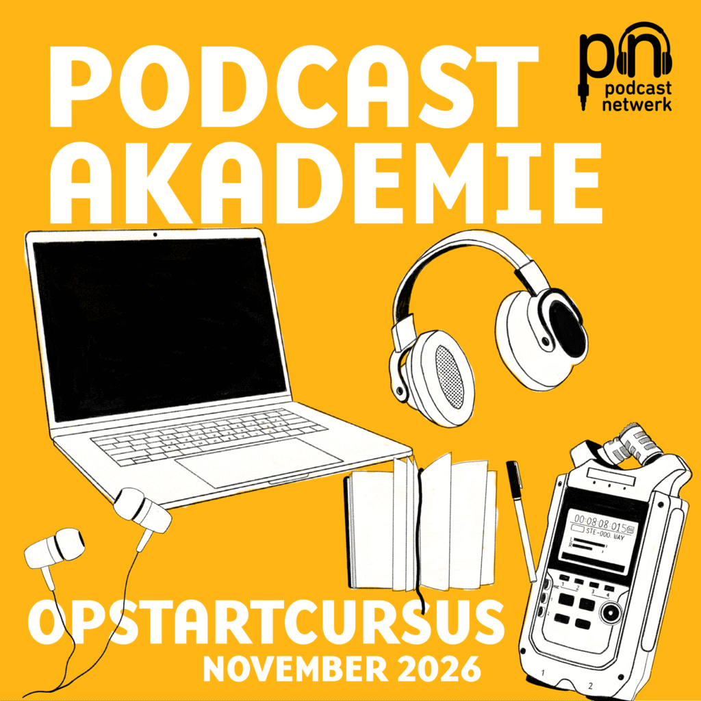 Illustratie met een laptop, koptelefoon, audiorecorder, oordopjes, notitieboek met pen en op een gele achtergrond. Tekst: "Podcast Akademie – Opstartcursus november 2026. Logo van Podcastnetwerk rechtsboven.