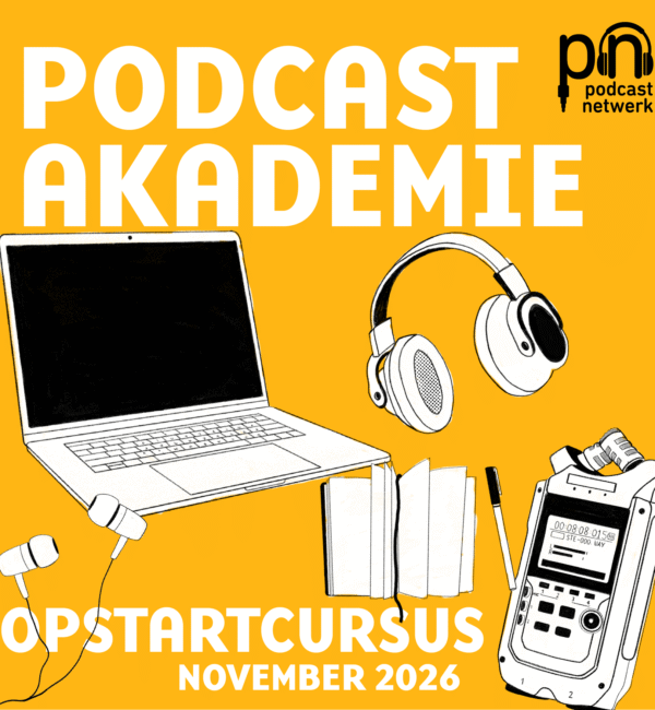 Illustratie met een laptop, koptelefoon, audiorecorder, oordopjes, notitieboek met pen en op een gele achtergrond. Tekst: "Podcast Akademie – Opstartcursus november 2026. Logo van Podcastnetwerk rechtsboven.