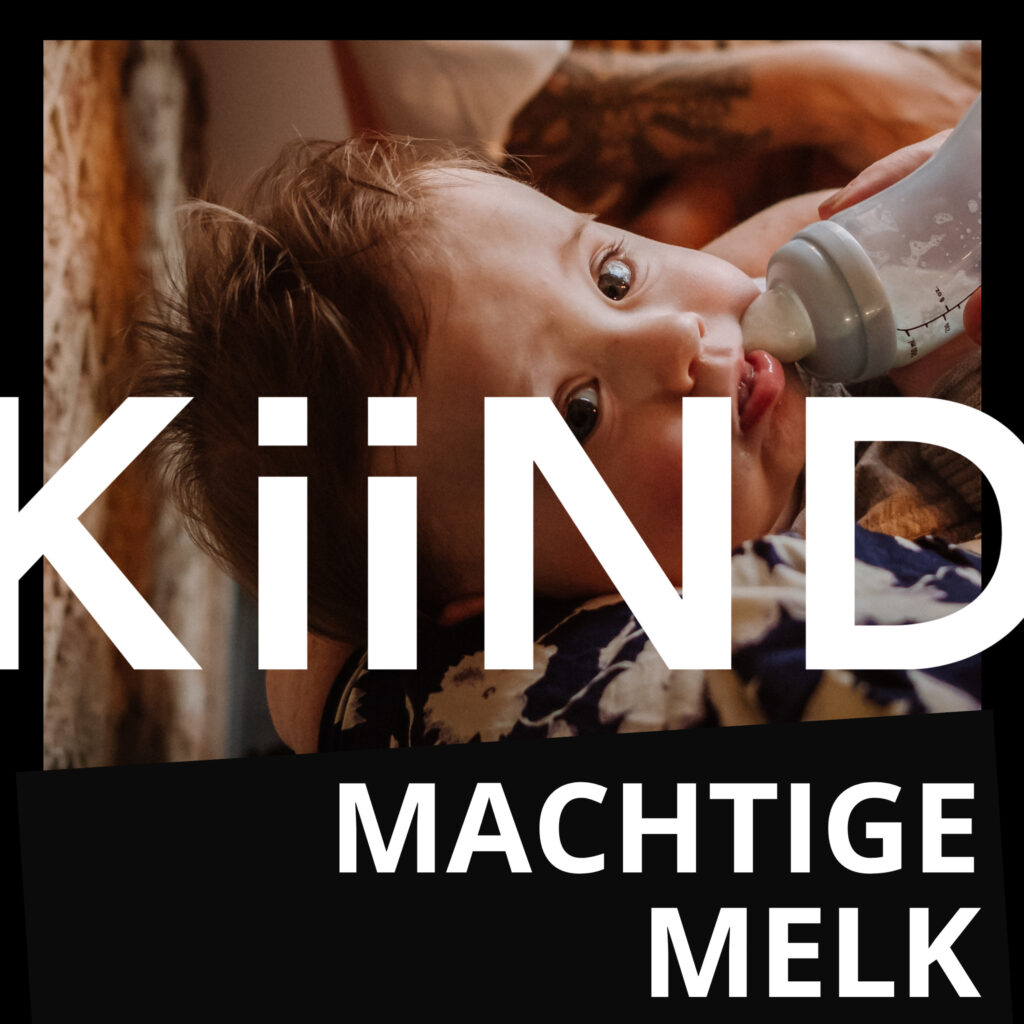 Artwork van de podcast Machtige melk. Een foto van een baby met een fles met daarop in witte letters de woorden: KiiND. Machtige Melk.