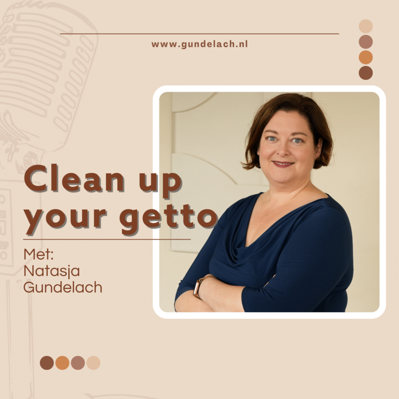 Artwork van de podcast Clean up your getto. Een lichtbruine achtergrond met een microfoon en daarop een portretfoto van de maker van de podcast Natasja Gundelach. Er staat in donkerbruine letters: Clean up your getto. Met: Natasja Gundelach.