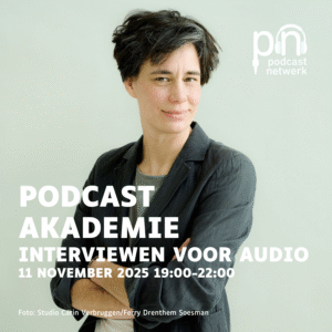 Foto van Saar Slegers. Ze staat met haar armen gekruist op een lichtgrijze achtergrond en kijkt de camera in. Met witte letters staat er: Podcastakademie. Interviewen voor audio. 11 november 2025 19:00-22:00. Foto: Studio Carin Verbruggen/Ferry Drenthem Soesman