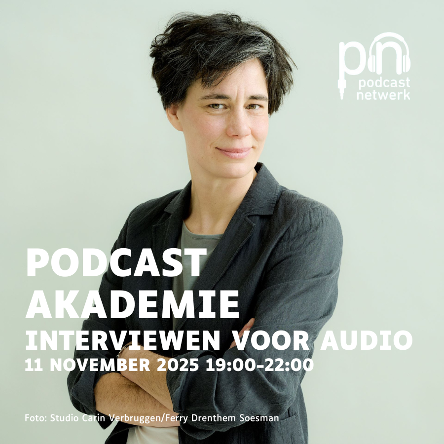 PODCAST AKADEMIE INTERVIEWEN VOOR AUDIO 11 november 2025 1900-2200 (3) Foto van Saar Slegers. Ze staat met haar armen gekruist op een lichtgrijze achtergrond en kijkt de camera in. Met witte letters staat er: Podcastakademie. Interviewen voor audio. 11 november 2025 19:00-22:00. Foto: Studio Carin Verbruggen/Ferry Drenthem Soesman