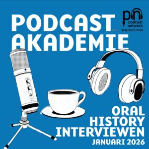 Blauwe achtergrond met de cursustekst: podcastakademie, oral history interviewen januari 2026. Ter illustratie: microfoon, een koptelefoon en een kopje koffie. Rechtsboven het logo van de Tolhuistuin en die van het Podcastnetwerk.