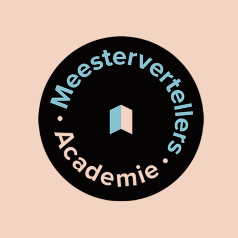 Logo van de meestervertellers akademie, je ziet de letters in een boog staan in roze en blauw