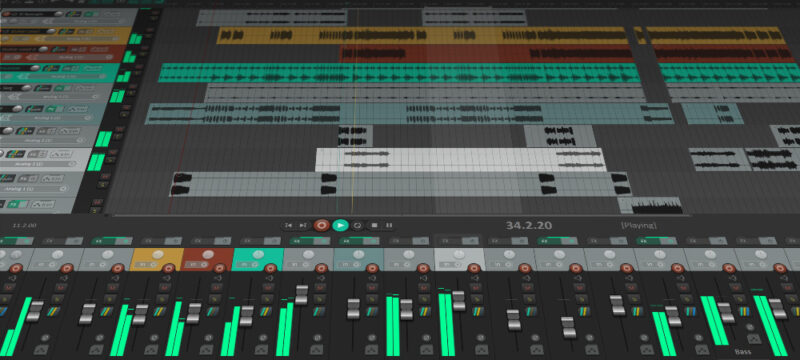 Screenshot van een montage in Reaper, je ziet het scherm in perspectief. Onder meer zie je verschillende tracks en een mixer