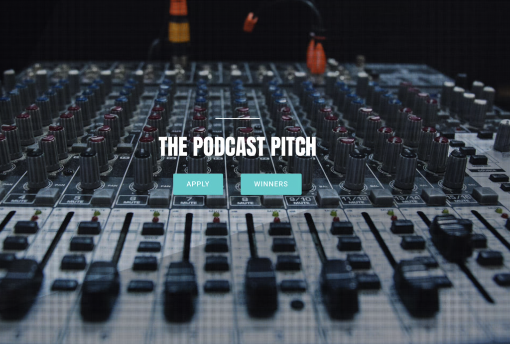 Close-up mixpaneel met tekst "The podcast pitch" Twee buttons: apply en winners