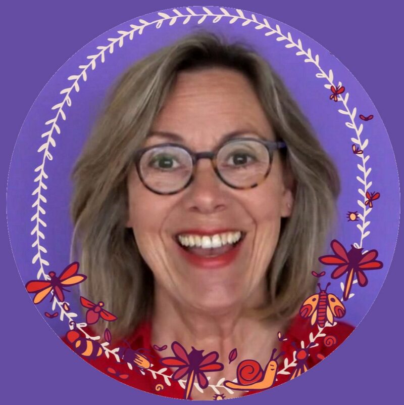 Ronde podcastafbeelding met een paarse achtergrond. In het midden staat een lachende vrouw met schouderlang grijsblond haar en een ronde bril, gekleed in een rood shirt. Om haar heen loopt een krans van witte takjes met bladeren, aangevuld met kleurrijke illustraties van libellen, bloemen, een slak en een lieveheersbeestje in tinten rood, oranje en paars. Dit is de artwork van de kinderpodcast Omi Chris.