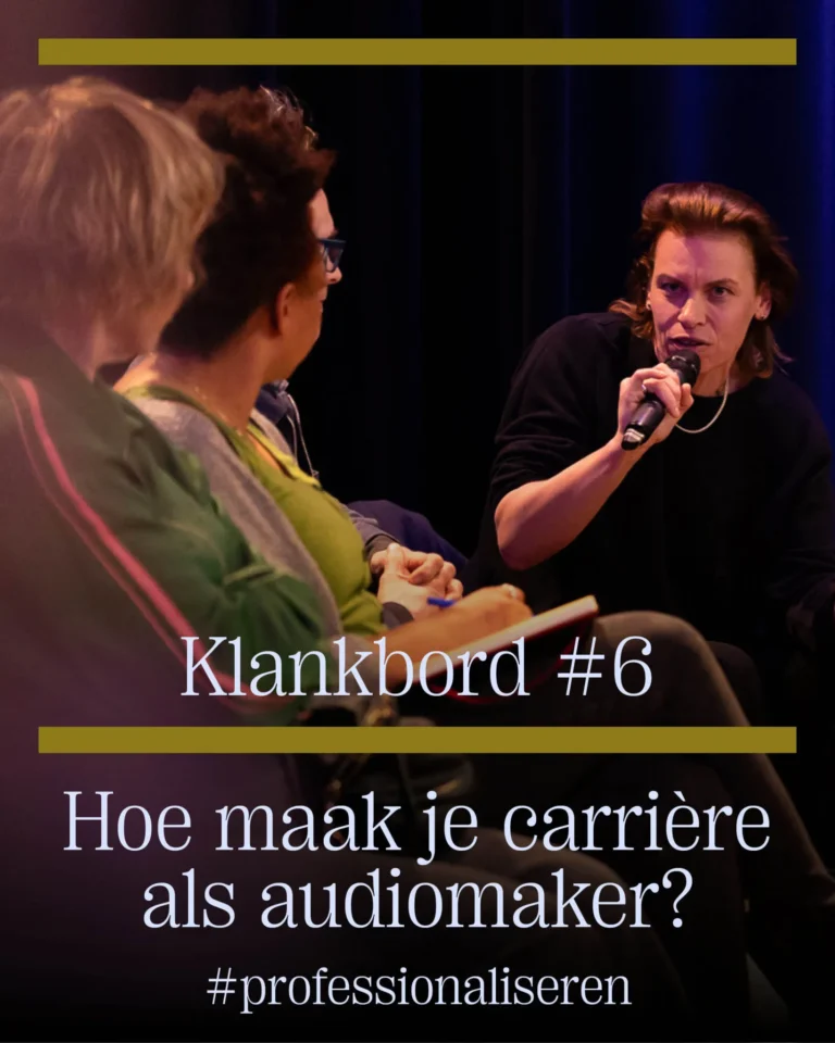 mensen luisteren naar persoon met microfoon. tekst; klankbord #6 hoe maak je carrière als audiomaker