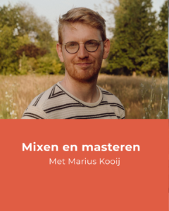 Docent Marius kijkt in de camera. oranje vlak met tekst mixen en materen met Marius Kooij