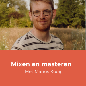 Docent Marius kijkt in de camera. oranje vlak met tekst mixen en materen met Marius Kooij