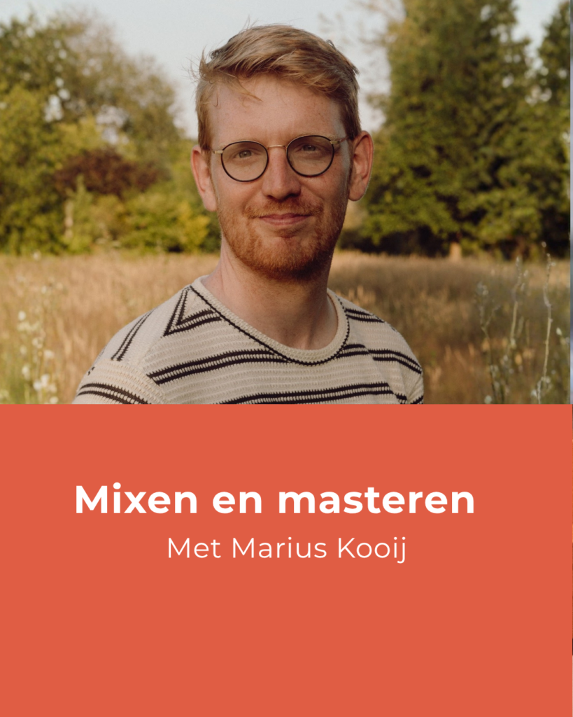 Docent Marius kijkt in de camera. oranje vlak met tekst mixen en materen met Marius Kooij